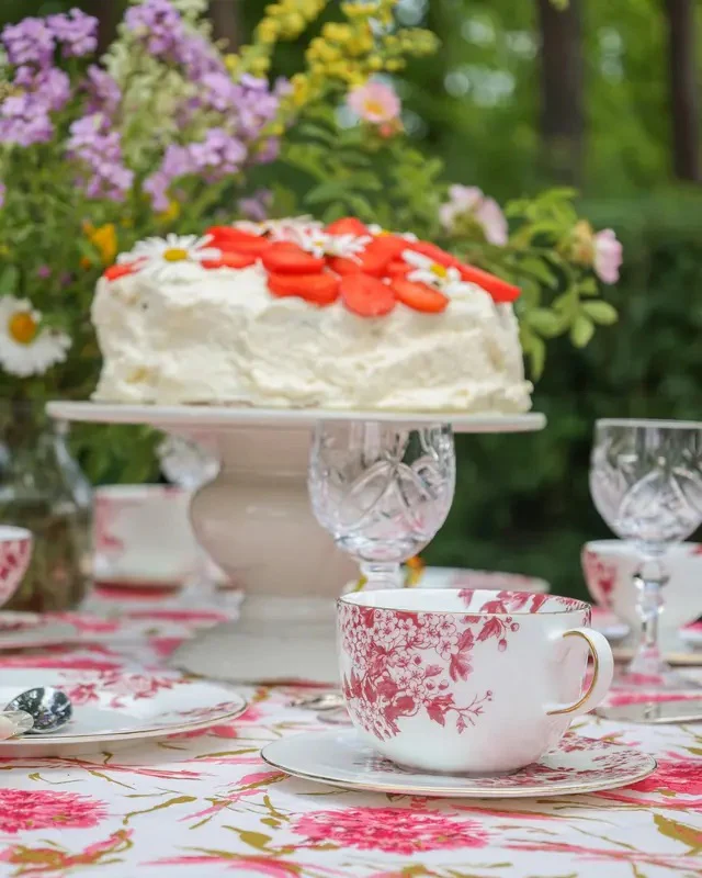 TEA CUP AND SAUSER  Burgundy - Image 2