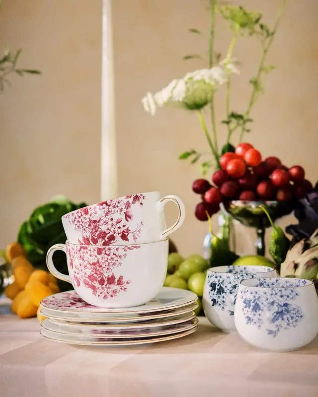 TEA CUP AND SAUSER  Burgundy - Image 4