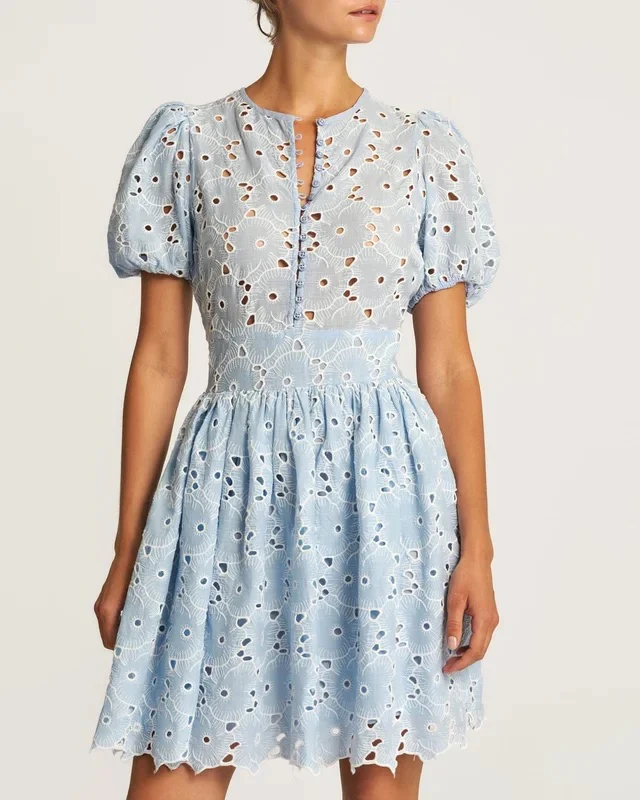 BRODERIE ANGLAISE PUFFD DRESS  Lys Blå