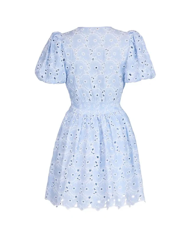 BRODERIE ANGLAISE PUFFD DRESS  Lys Blå - Image 3