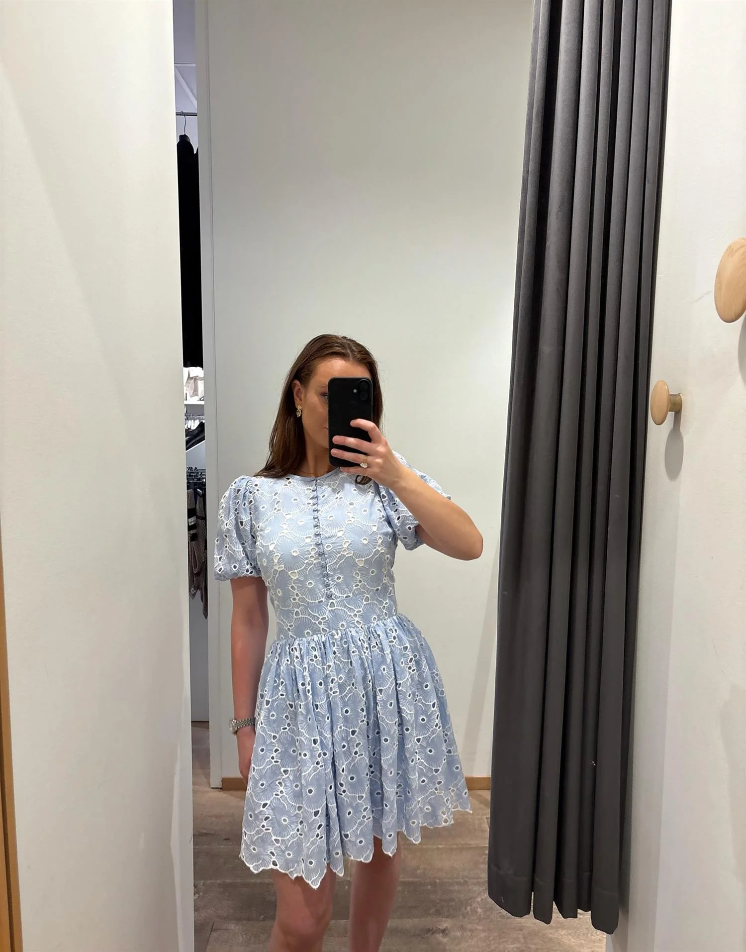 BRODERIE ANGLAISE PUFFD DRESS  Lys Blå - Image 4