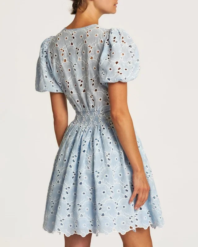 BRODERIE ANGLAISE PUFFD DRESS  Lys Blå - Image 5